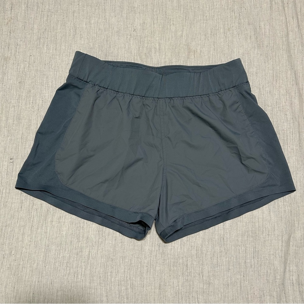 Athleta Go The Distance Size Medium Shorts in Gray